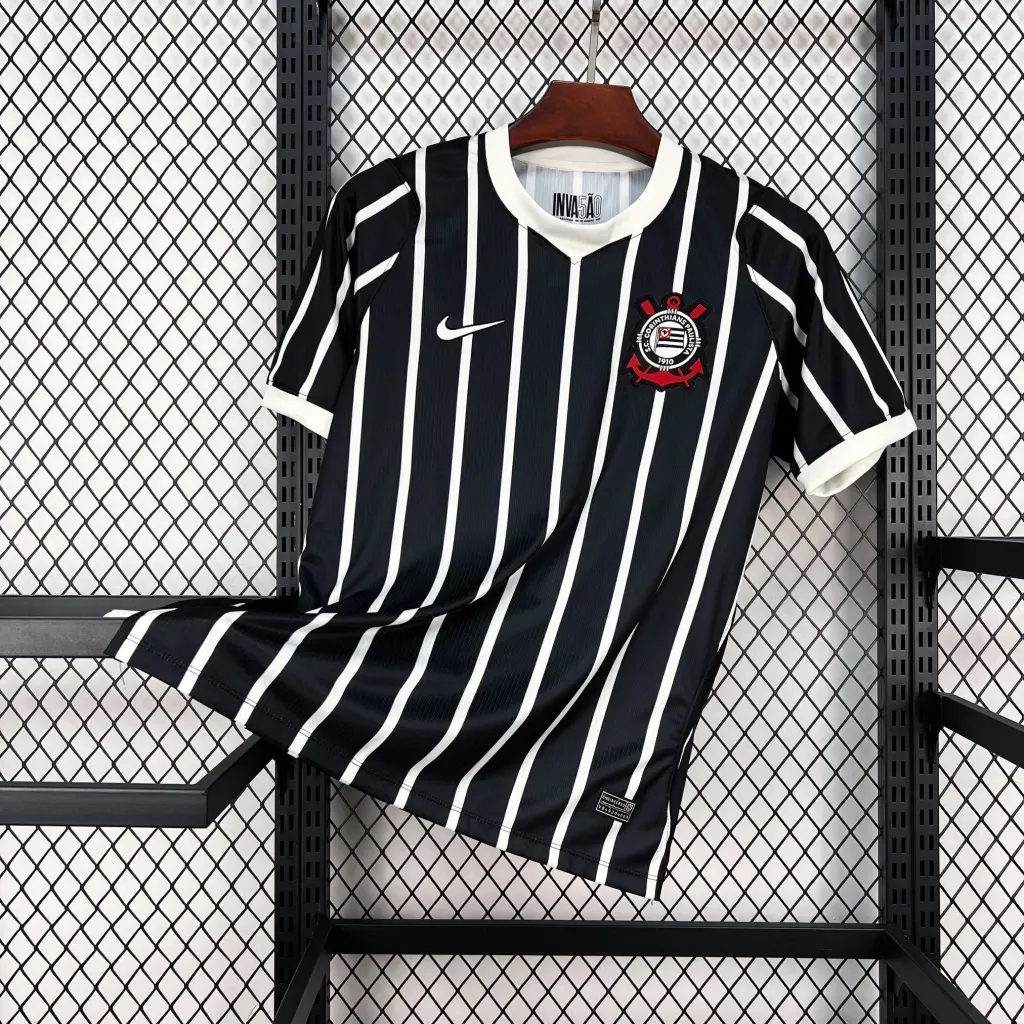 Camisa pendurada em um cabide, numa arara de loja com parede de grade.