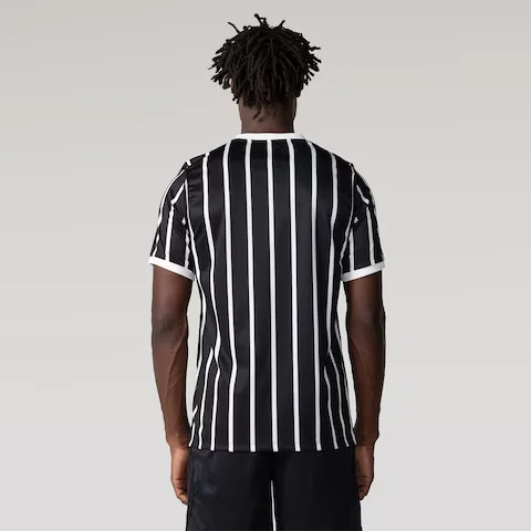 Modelo de costas vestindo a camisa, onde vão o nome e o número.